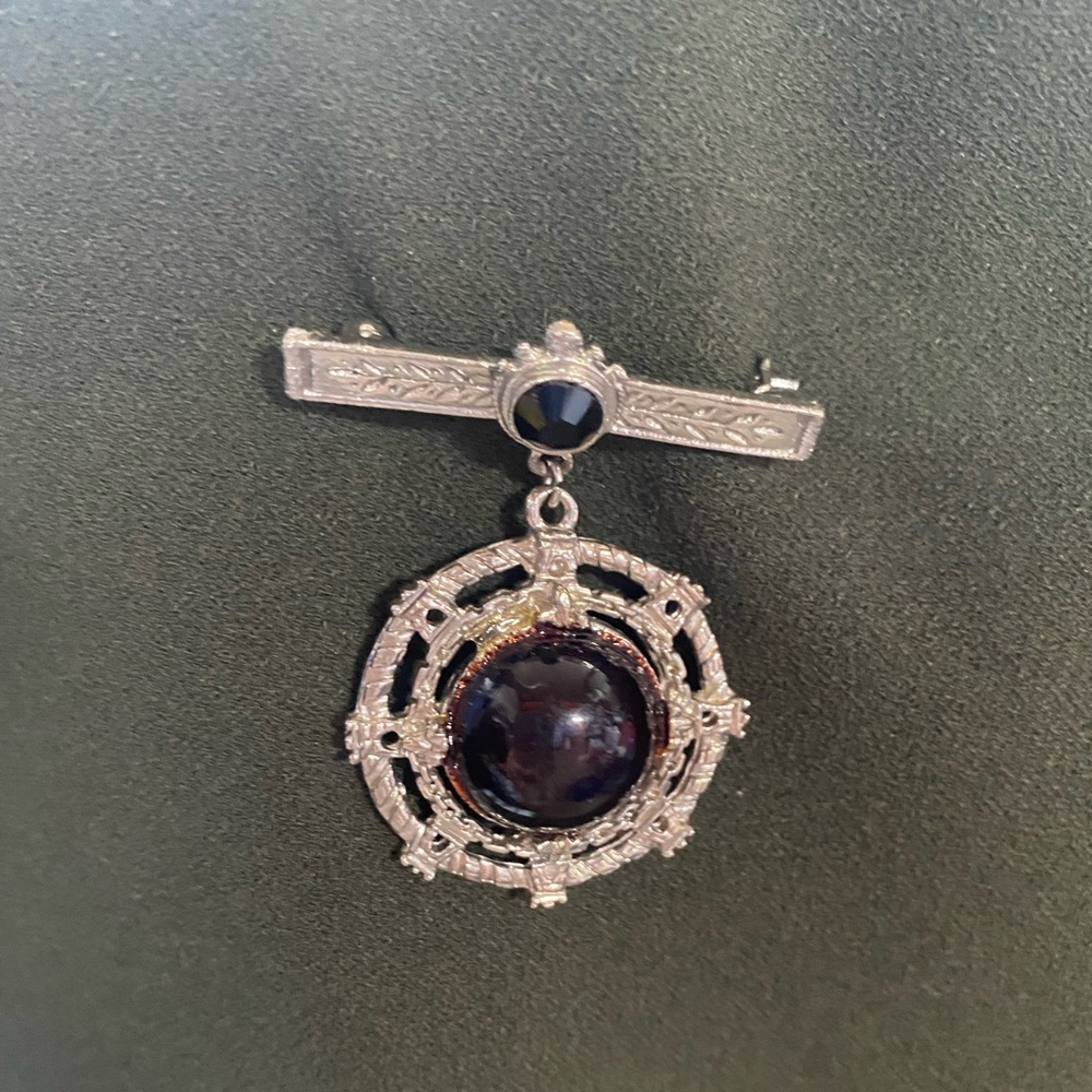 BROOCH WITH BLACK STONE